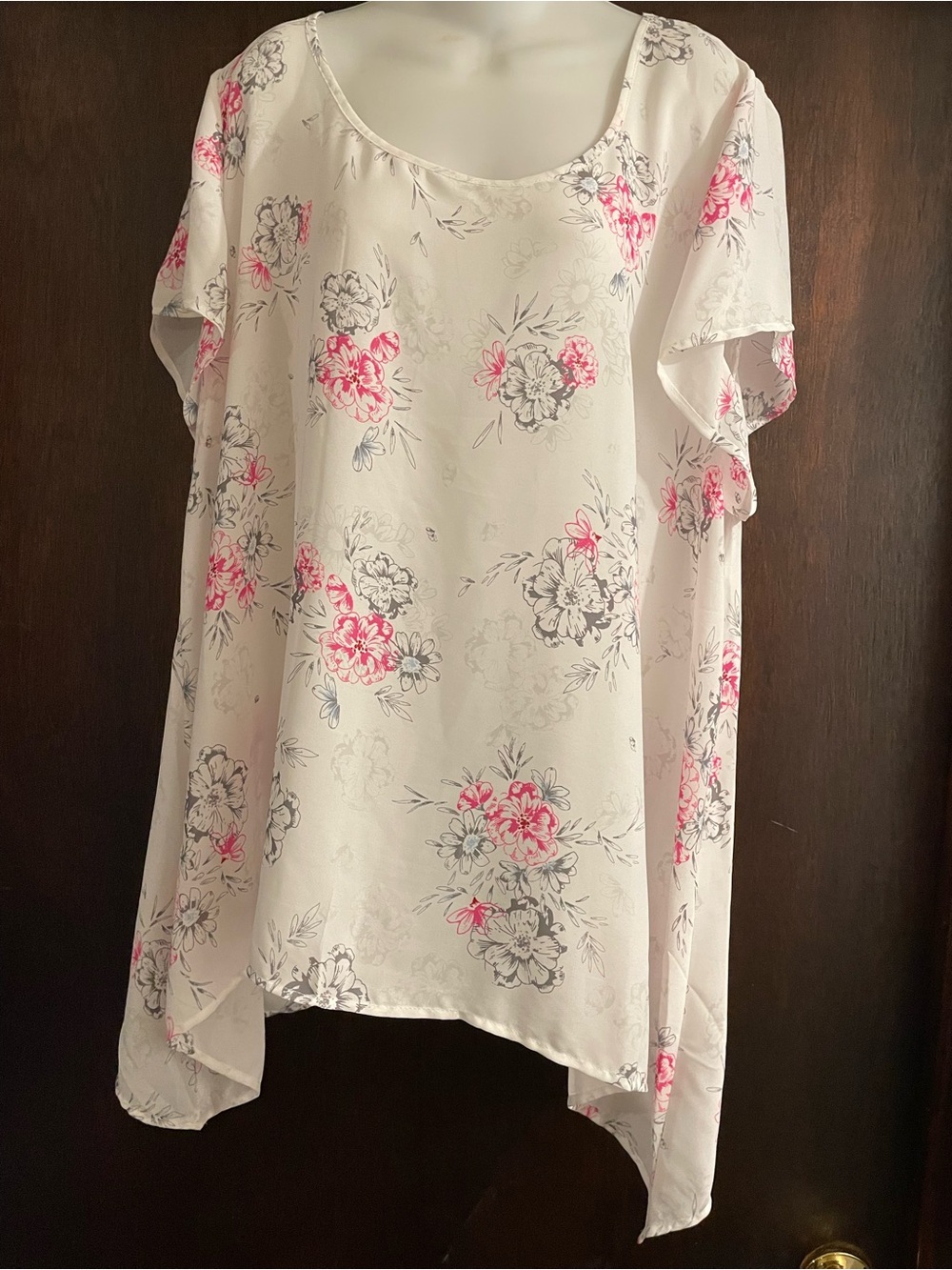 Torrid Brand Women's size 3 White & Pink Floral Short Sleeve Lightweight Blouse
